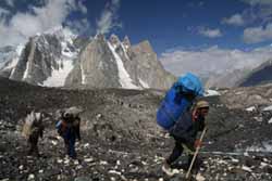 Porteadores porteando el material por el Glaciar del Baltoro
